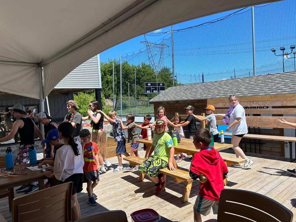Une activité de groupe sur la terrasse du camp DHG