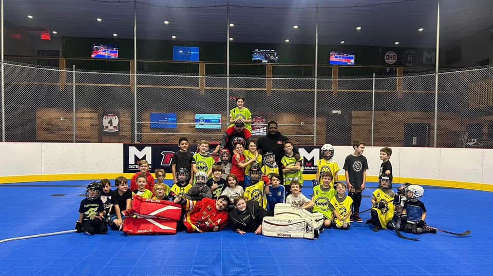 Le groupe du camp réuni avec les équipements de dek hockey