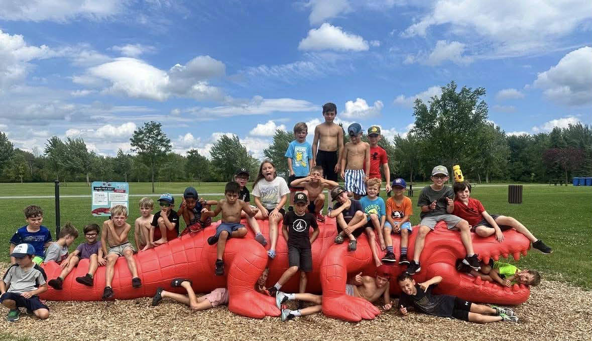 Un groupe du camp DHG autour d’un crocodile rouge dans un parc