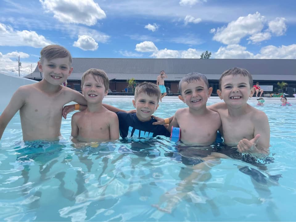 Des campeurs pendant une sortie à la piscine