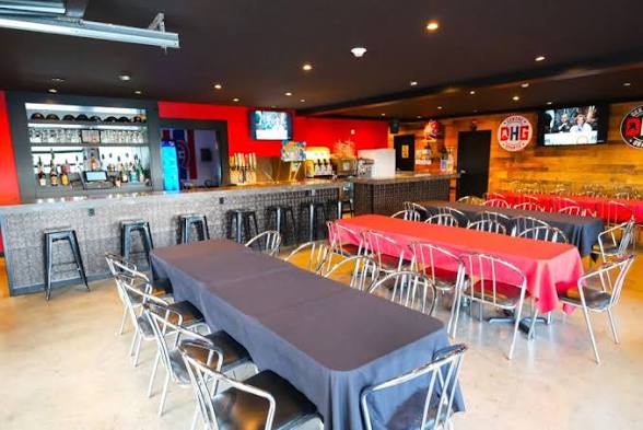 Comptoir du bar et tables au DHG