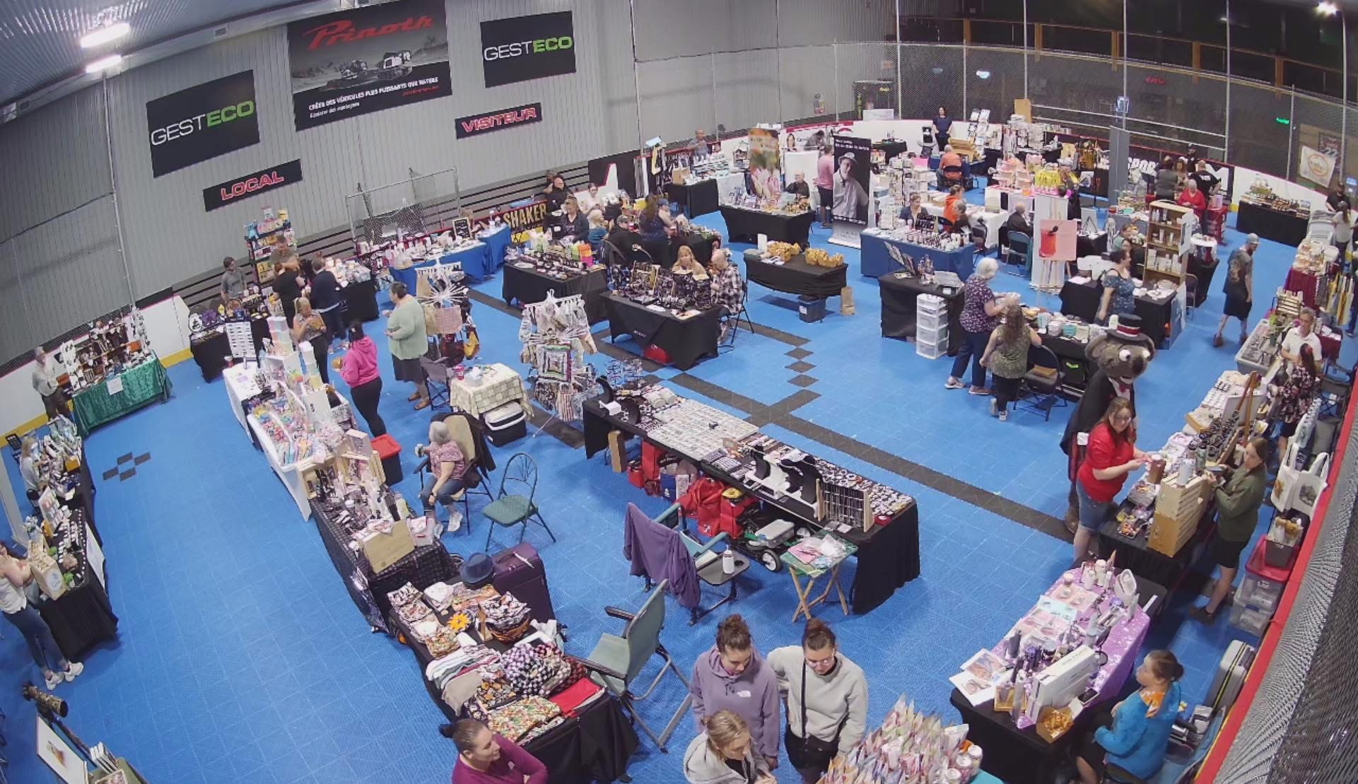 Marché avec exposants et visiteurs dans un espace DHG